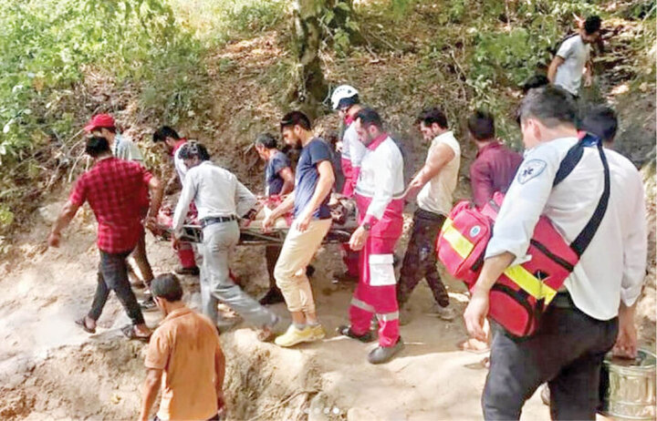 حادثه‌ هولناک در آبشار شیرآباد رامیان / سقوط مرگبار تخته‌سنگ روی گردشگران!