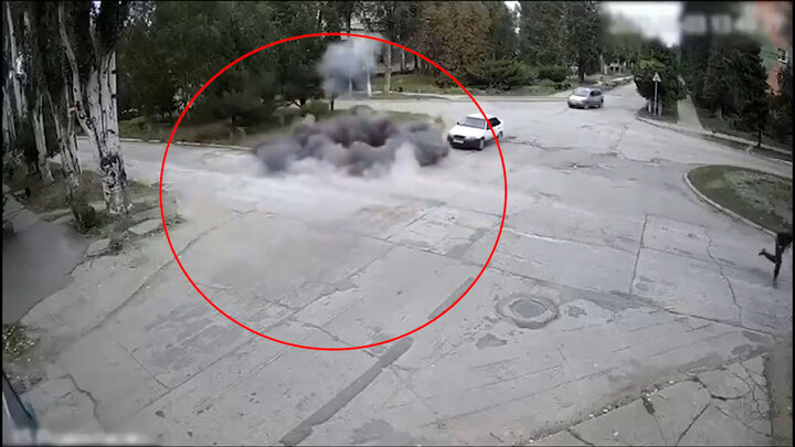 نجات معجزه آسای سرنشینان خودرو پس از انفجار وحشتناک در جلوی خودرو + فیلم
