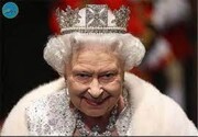 نخستین تصاویر از حضور مردم انگلیس در اطراف کاخ باکینگهام پس از اعلام خبر مرگ ملکه + فیلم