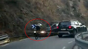 تصاویر هولناک از لحظه تصادف شاخ به شاخ مرد دوچرخه سوار با خودرو + فیلم