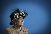 تصویر دیده نشده از سوگواری اسب ملکه الیزابت جلوی تابوت صاحبش! + عکس