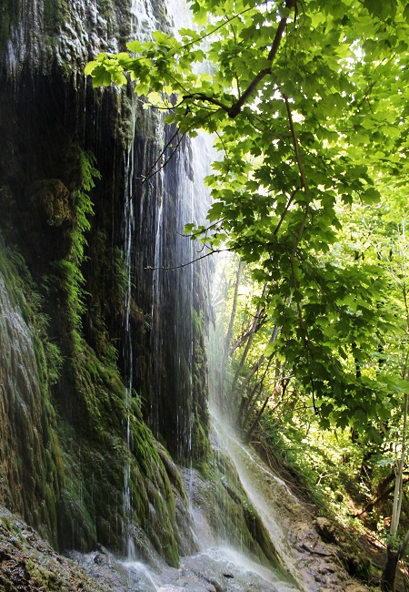 آبشاری ۳۰ متری در قلب گلستان