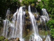 عریض‌ترین آبشار ایران در دل کوه‌های زاگرس