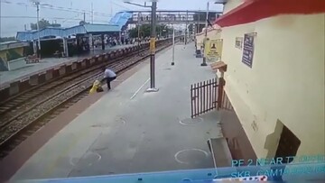نجات لحظه آخری زن از روی ریل پیش از آمدن قطار + فیلم