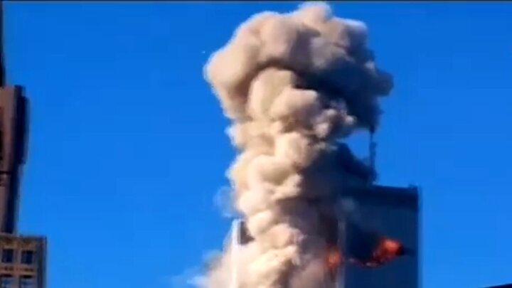 تصاویر دیده نشده و واضح از لحظه برخورد هواپیمای انتحاری به برج‌ های دو قلوی آمریکا + فیلم