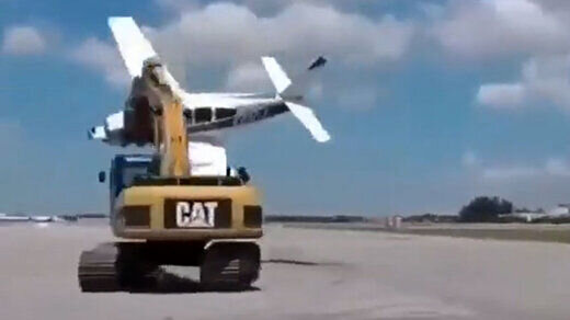 پرواز عجیب یک هواپیما با کمک لودر در باند فرودگاه + فیلم