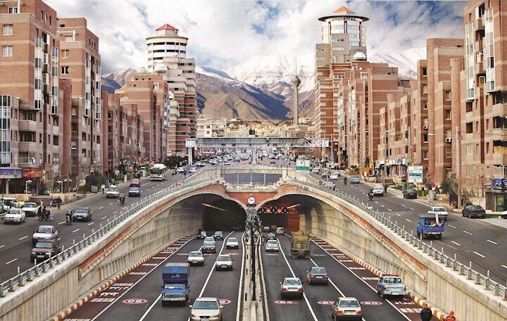 سقوط هولناک خودرو از روگذر تونل توحید در تهران + فیلم