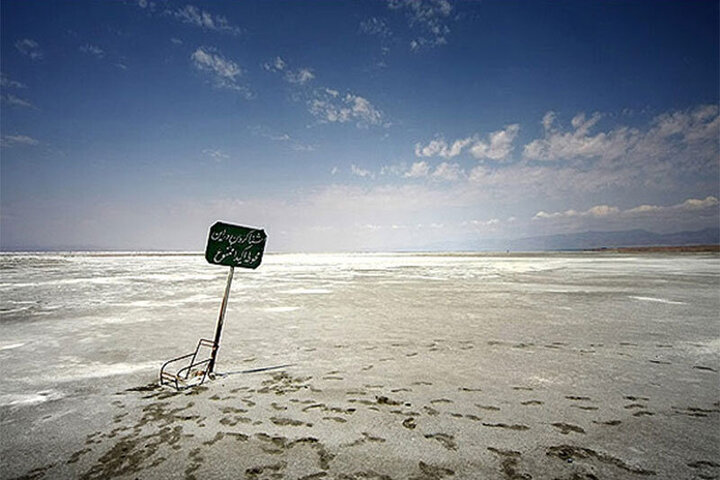 تصاویری تکان دهنده از وضعیت دریاچه ارومیه / فیلم