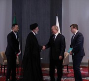 لحظه دیدار رئیسی و پوتین در ازبکستان/ فیلم
