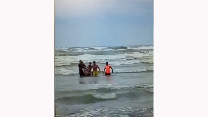 نجات معجزه آسای جان مرد ۶۰ ساله از مرگ توسط جوان فداکار در دریای خزر / فیلم