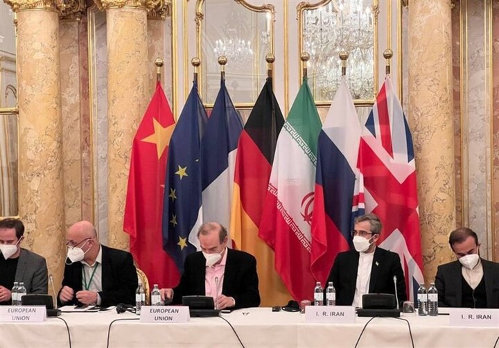 کیهان: آمریکا در حالت تحقیرآمیز در خارج از اتاق مذاکرات به انتظار می‌نشیند 