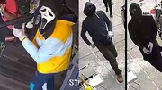 تصاویر دلهره آور از لحظه سرقت مسلحانه ۳ مرد نقابدار از فروشگاه + فیلم