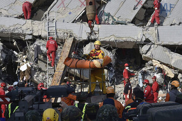 تصاویر دیده نشده از لحظه نجات جان مادر و فرزند تایوانی از زیر آوار پس از زمین لرزه ۷.۲ ریشتری + فیلم