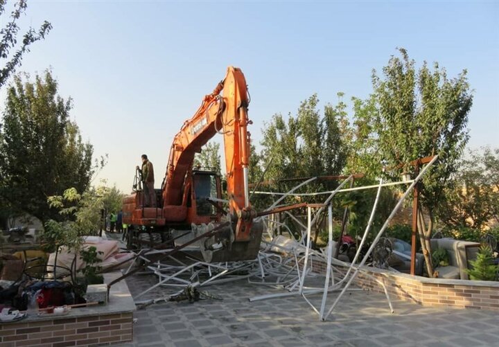 گزارش تصویری از تخریب هشت ویلای لوکس در منطقه ۱۸ تهران 