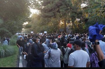 گزارش خبرگزاری فارس از تجمعات در شهرهای کردنشین/ سنگ‌پرانی به سمت ماشین‌های پلیس / برخی از لیدرهای اعتراضات دستگیر شدند