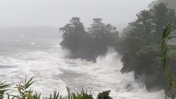 تصاویر جدید از توفان وحشتناک در ژاپن + یک کشته و ۶۰ زخمی / فیلم