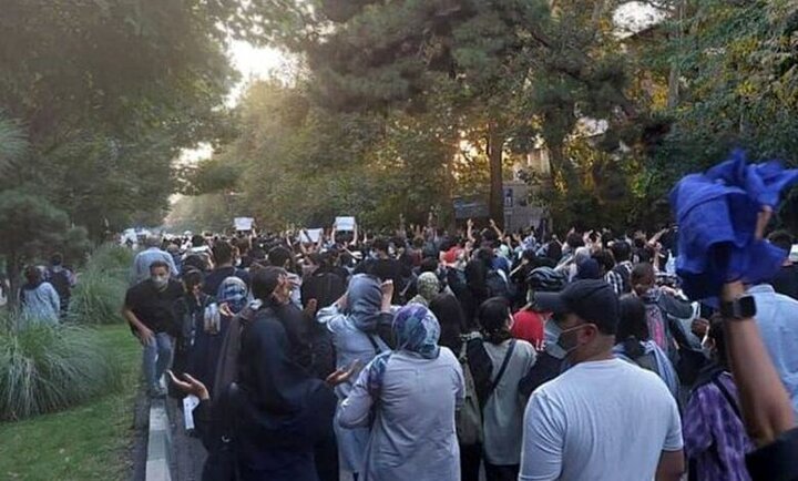 لحظه کتک زدن مامور پلیس‌ توسط معترضین در تجمع تهران + فیلم