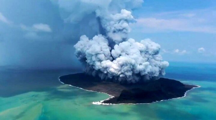 تصاویر حیرت انگیز از لحظه فوران آتشفشان زیر دریا + فیلم