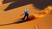 لحظه زمین خوردن دختر جوان هنگام اسکی روی شن در دبی + فیلم