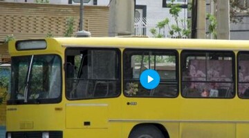 حمله عجیب مردم و شکتستن شیشه های اتوبوس مسافربری در حال حرکت در خیابان + فیلم