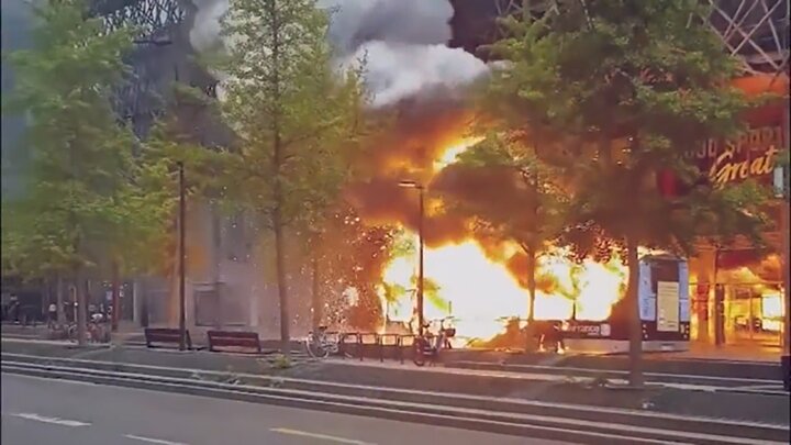 تصاویر دلهره آور از لحظه آتش سوزی اتوبوس برقی در پاریس + فیلم