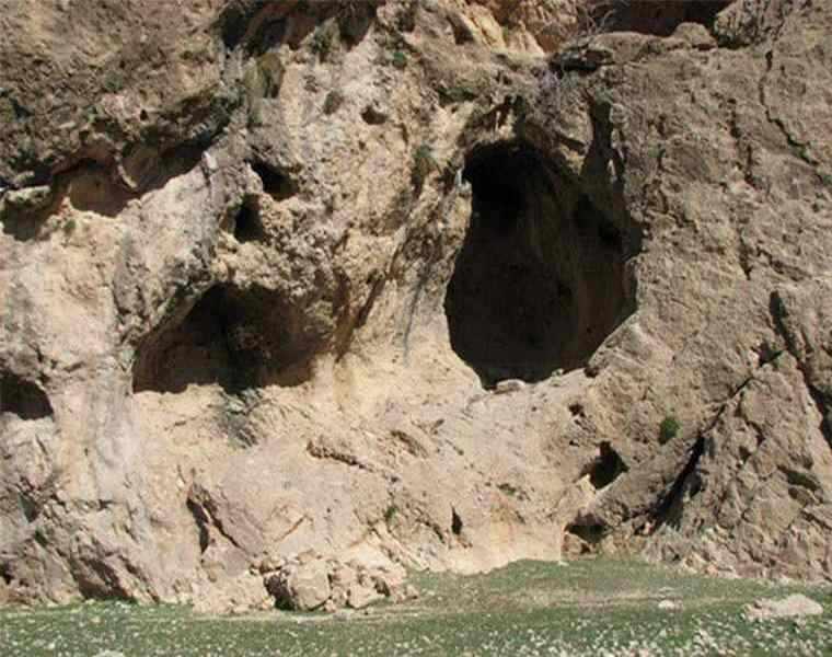 غاری با معماری صخره‌ای در قوچان 