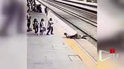 نجات لحظه آخری و منصرف کردن دختر جوان از خودکشی در ایستگاه مترو + فیلم