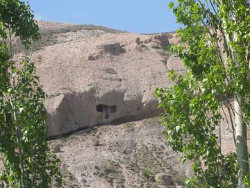 غاری با معماری صخره‌ای در قوچان