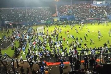 مرگ دلخراش بیش از ۱۸۲ تماشاگر فوتبال در اندونزی + علت چه بود؟ / فیلم