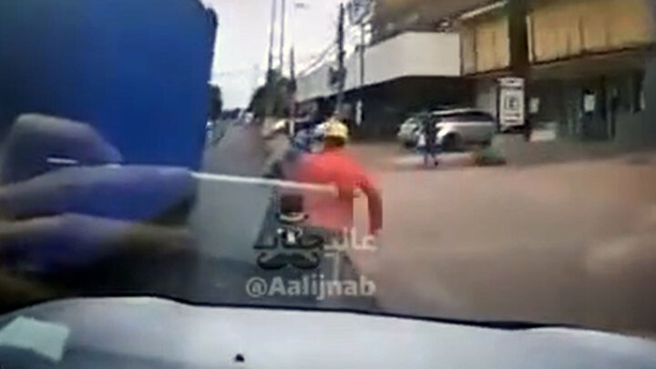 راننده خودرو شاسی بلند برای دستگیری دو خفتگیر موتورسوار آنها را زیر گرفت! + فیلم