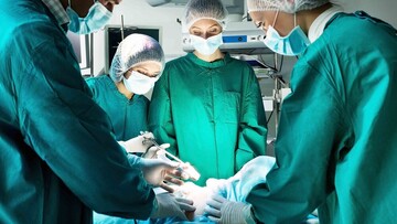 درگیری عجیب یک تیم جراحی حین انجام عمل جراحی / فیلم