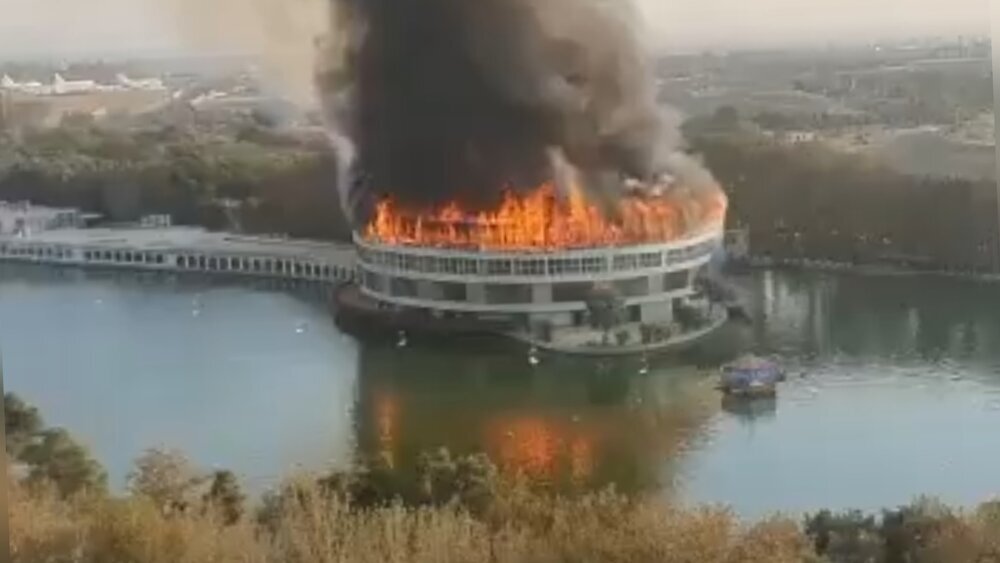 آتش‌سوزی در پارک ارم؛ ساختمان چهار طبقه طعمه آتش شد/ عکس