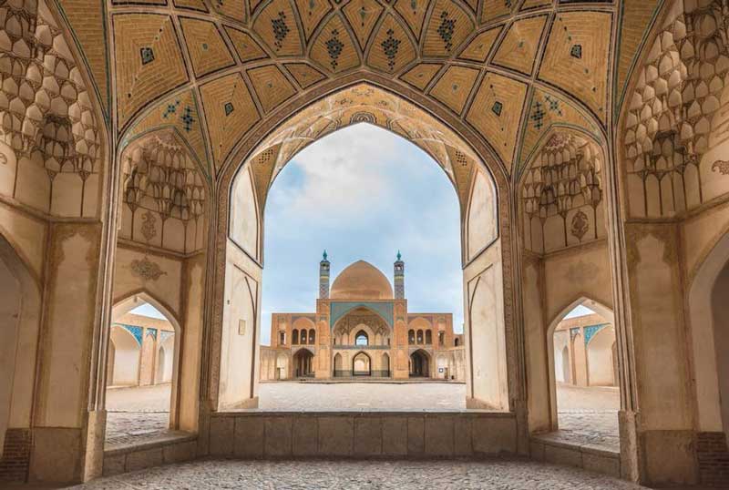 با مسجد و مدرسه آقا بزرگ کاشان بیشتر آشنا شوید