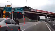 تصادف هولناک خودرو سواری با موتورسیکلت به دلیل حرکت مارپیچ راننده موتور + فیلم