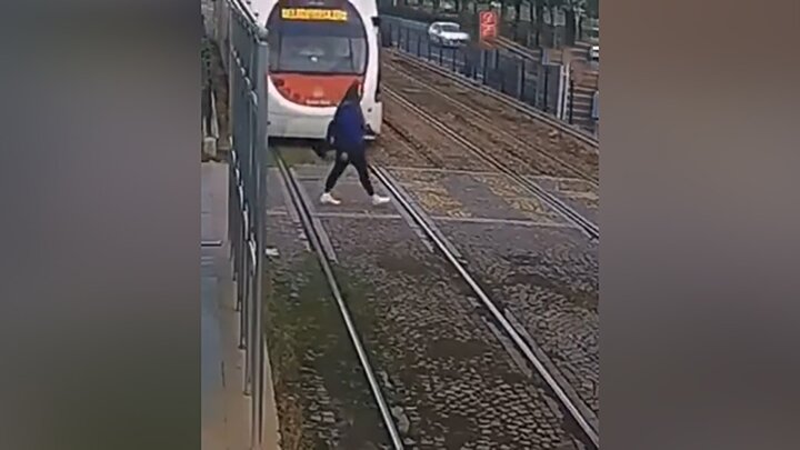 تصادف قطار مسافربری با دختر جوان سر به هوا روی ریل راه آهن + فیلم