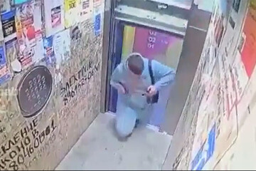 ویدیو دلهره آور از نجات معجزه آسای مرد گیرافتاده بین درب آسانسور