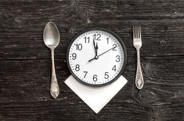 عوارض دیر غذا خوردن چیست؟