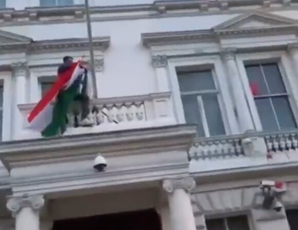 نخستین تصاویر از حمله به سفارت ایران در لندن / فیلم