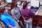 حرکت زشت و غیراخلاقی مردجوان  با زن فروشنده در فروشگاه مقابل دوربین + فیلم