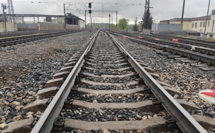لحظه عبور قطار از روی پیرزن روی ریل راه آهن + فیلم دلخراش خودکشی