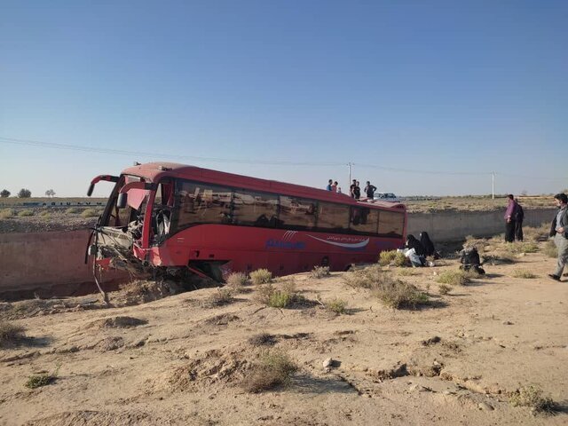 سقوط خونین اتوبوس مسافربری از پل در سمنان + تصاویر