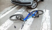 ویدیو هولناک از تصادف خودرو سواری با دوچرخه سوار روی خط عابر پیاده