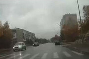 برخورد وحشتناک خودرو با زن جوان در خیابان بارانی + فیلم