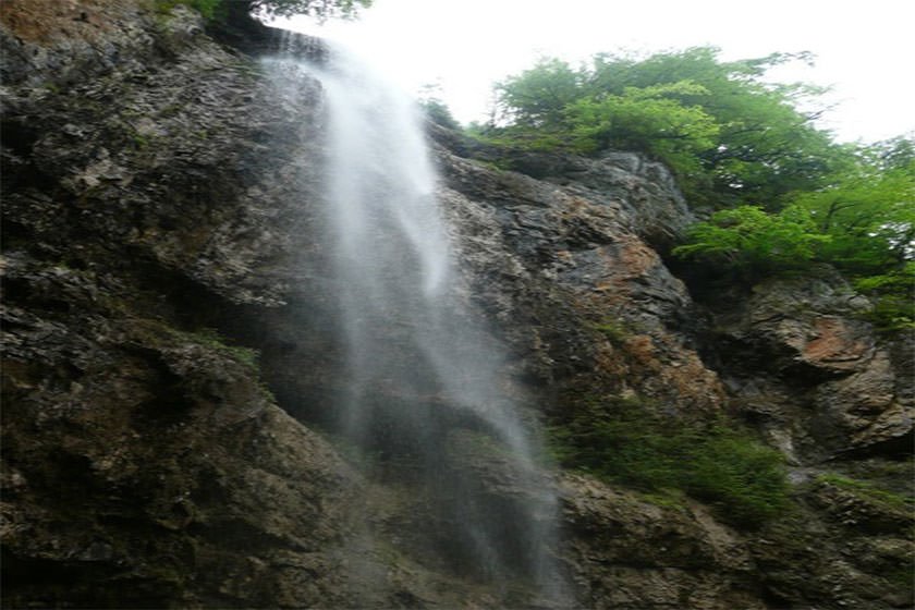 آبشاری با ارتفاع ۴۵ متر در دل کوهستان‌های تنکابن 