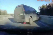 ویدیو هولناک از لحظه تصادف شدید ماشین ون با دیوار بتونی کنار جاده