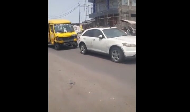 بکسل کردن عجیب ۱۰ خودرو فرسوده توسط کامیون در خیابان شلوغ + فیلم