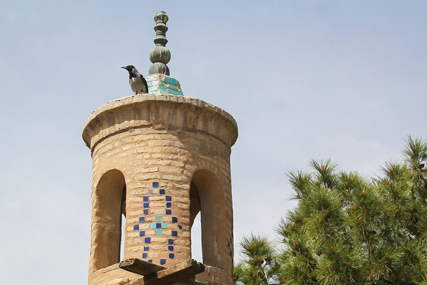 مناره‌ای لرزان در سینه اصفهان 