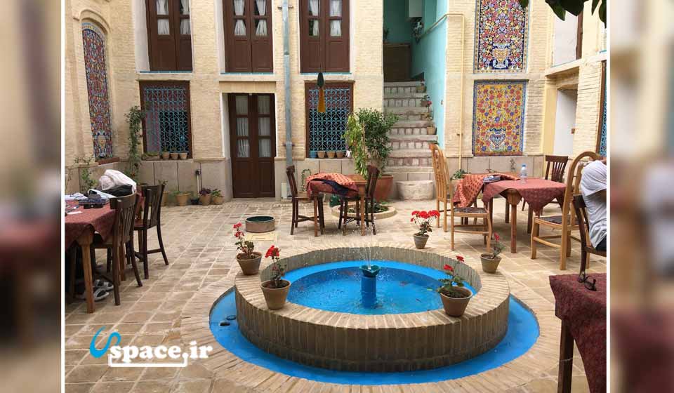 اقامتگاهی با ۲۰۰ سال سن در نارنجستان شیراز 