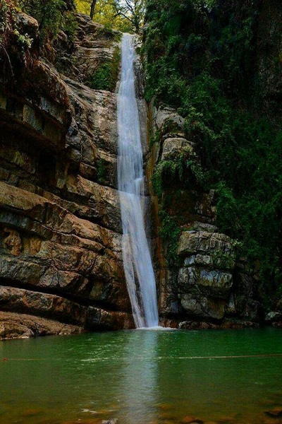 آبشاری  مخفی با ارتفاع ۱۰ متر در جنگل‌های ماسال 