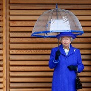 چترهای خاص و منحصر به فرد ملکه فقید که همیشه با لباس هایش ست می کرد + تصاویر